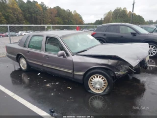 LINCOLN LINCOLN TOWN CAR SIGNATURE/SPINNAKER
