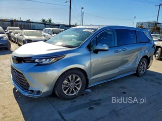 TOYOTA SIENNA XLE 8-PASSENGER