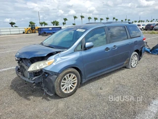 TOYOTA SIENNA XLE 8-PASSENGER