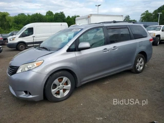 TOYOTA SIENNA LE