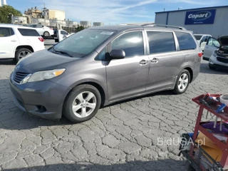 TOYOTA SIENNA LE