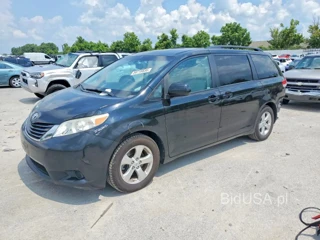 TOYOTA SIENNA LE