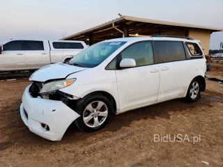 TOYOTA SIENNA LE