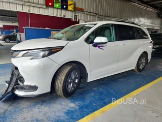 TOYOTA SIENNA LE
