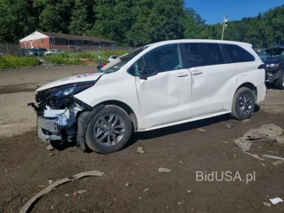 TOYOTA SIENNA LE
