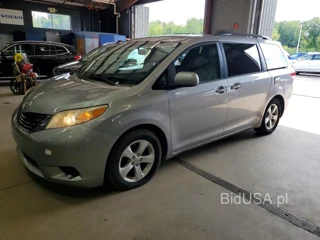TOYOTA SIENNA LE