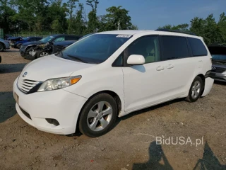 TOYOTA SIENNA LE