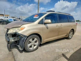TOYOTA SIENNA LE