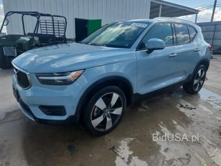 VOLVO XC40 T5 MOMENTUM