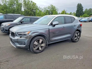VOLVO XC40 T5 MOMENTUM