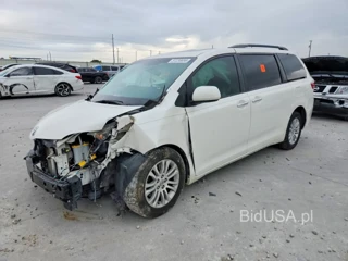 TOYOTA SIENNA XLE PREMIUM 8-PASSENGER
