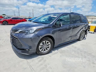 TOYOTA SIENNA XLE 8-PASSENGER