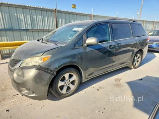 TOYOTA SIENNA LE