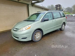 TOYOTA SIENNA CE 7 PASSENGER