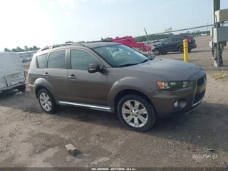 MITSUBISHI MITSUBISHI OUTLANDER SE