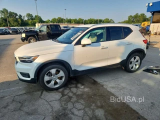 VOLVO XC40 T5 MOMENTUM