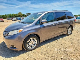 TOYOTA SIENNA XLE 8-PASSENGER