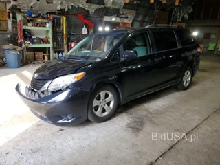 TOYOTA SIENNA LE