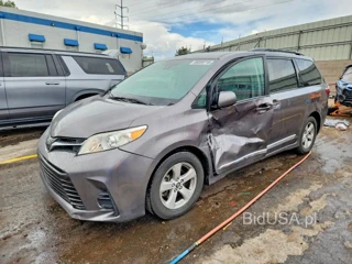 TOYOTA SIENNA LE