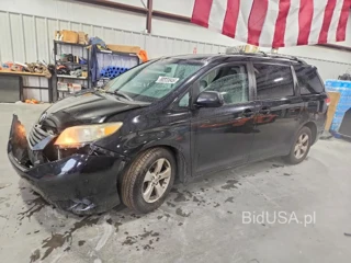 TOYOTA SIENNA LE