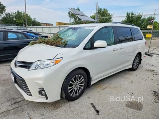 TOYOTA SIENNA XLE 8-PASSENGER