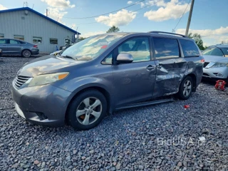 TOYOTA SIENNA LE