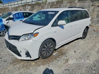 TOYOTA SIENNA LE