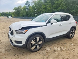 VOLVO XC40 T5 MOMENTUM