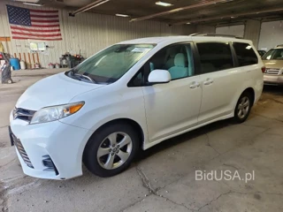 TOYOTA SIENNA LE