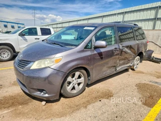 TOYOTA SIENNA LE