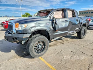 TOYOTA TUNDRA CREWMAX SR5