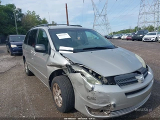 TOYOTA TOYOTA SIENNA LE