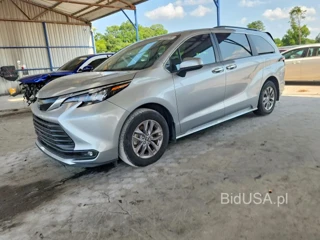 TOYOTA SIENNA XLE 8-PASSENGER