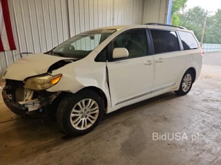 TOYOTA SIENNA XLE 8-PASSENGER