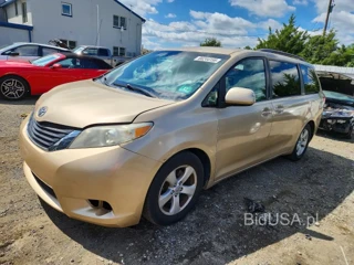 TOYOTA SIENNA LE