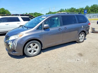 TOYOTA SIENNA LE