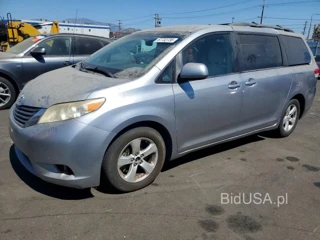 TOYOTA SIENNA LE