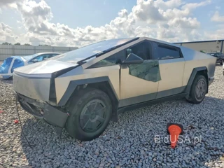 TESLA CYBERTRUCK