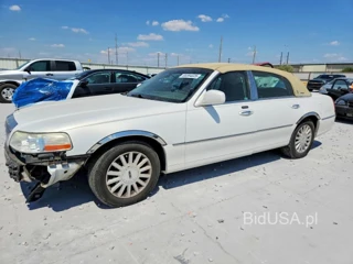LINCOLN TOWN CAR SIGNATURE