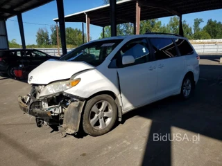 TOYOTA SIENNA LE