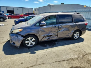TOYOTA SIENNA LE