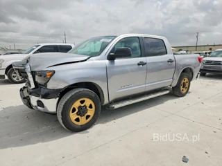 TOYOTA TUNDRA CREWMAX SR5