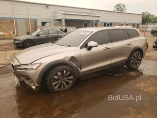 VOLVO V60 CROSS COUNTRY T5 MOMENTUM