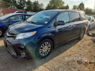 TOYOTA SIENNA XLE 8-PASSENGER