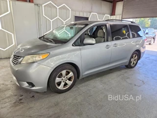 TOYOTA SIENNA LE