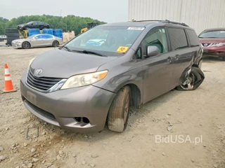 TOYOTA SIENNA LE