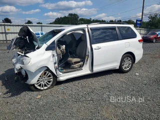 TOYOTA SIENNA XLE 8-PASSENGER
