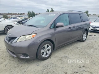TOYOTA SIENNA LE