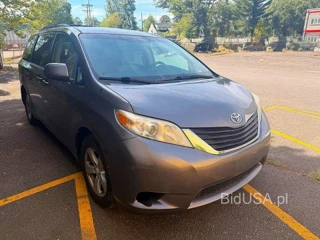 TOYOTA SIENNA LE