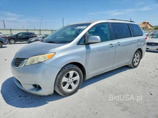 TOYOTA SIENNA LE